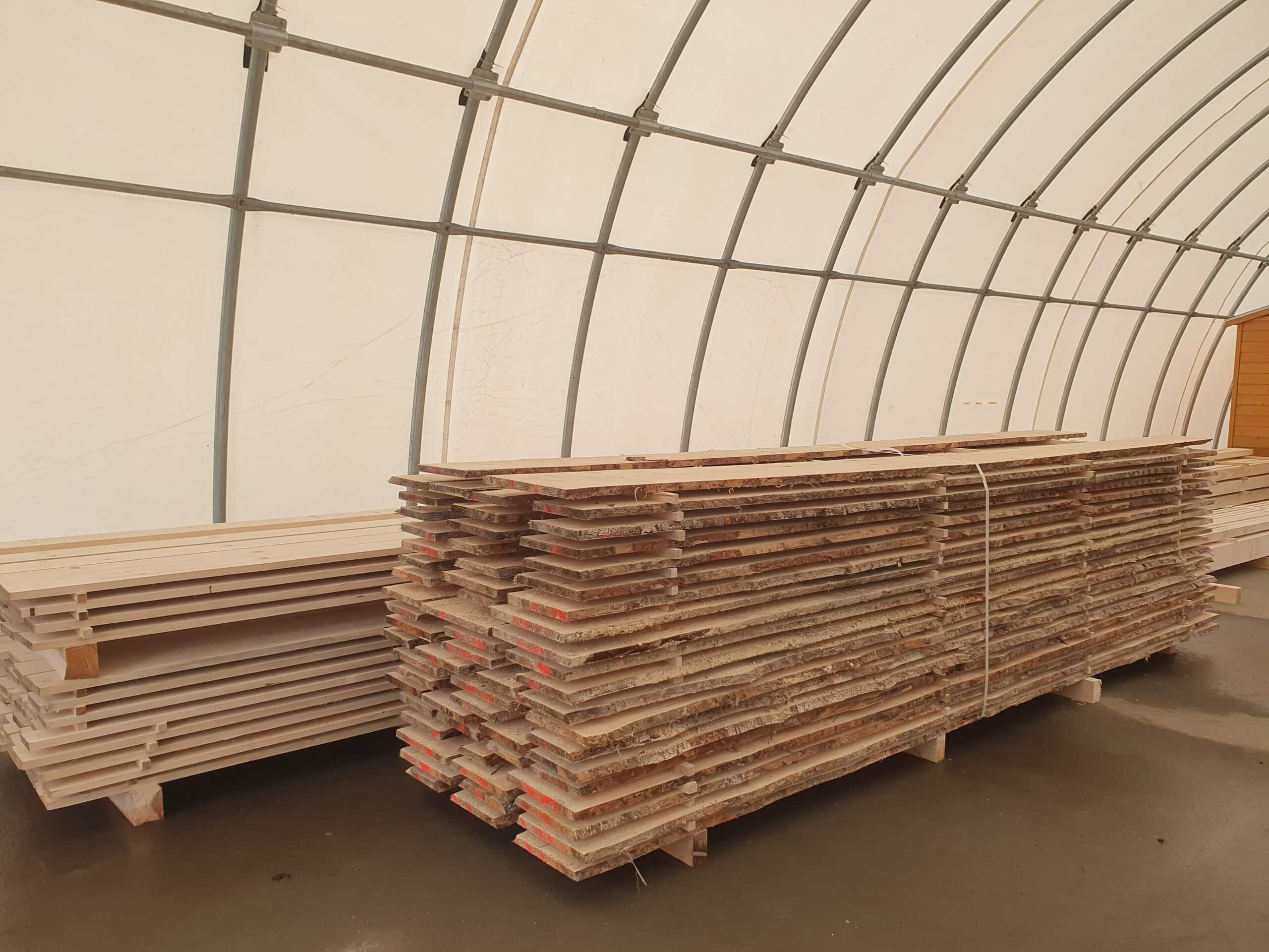 Gestapeltes Holz zu Brettern verarbeitet