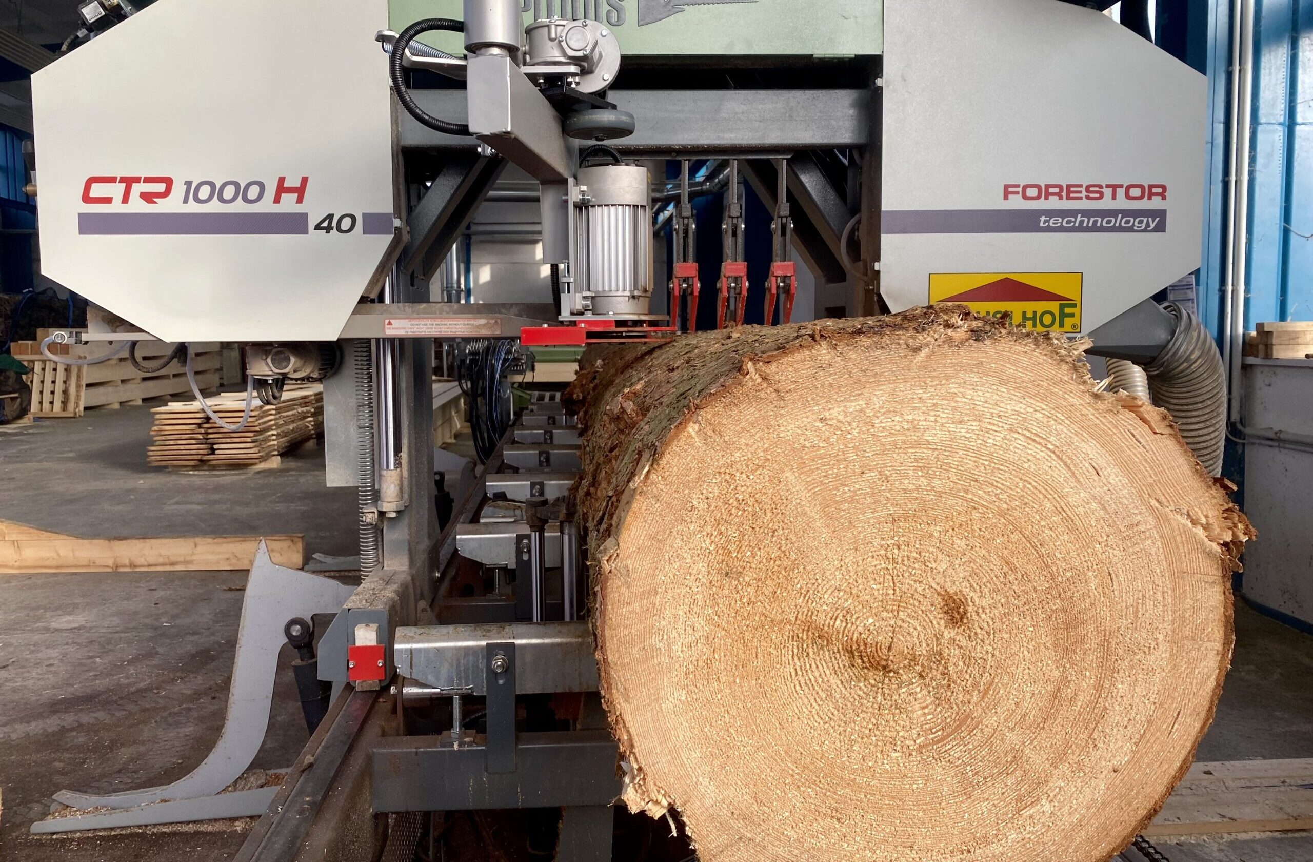 Foto eines Baumstamms in der Sägemaschine